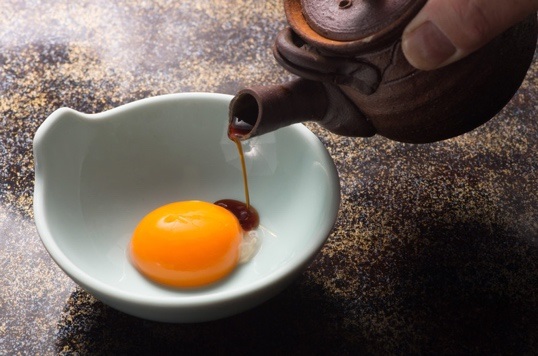 温泉卵のおすすめの食べ方１: 調味料をかける