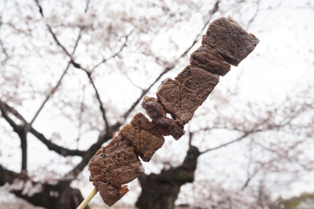 「うし丸」の牛串とメンチコロッケ